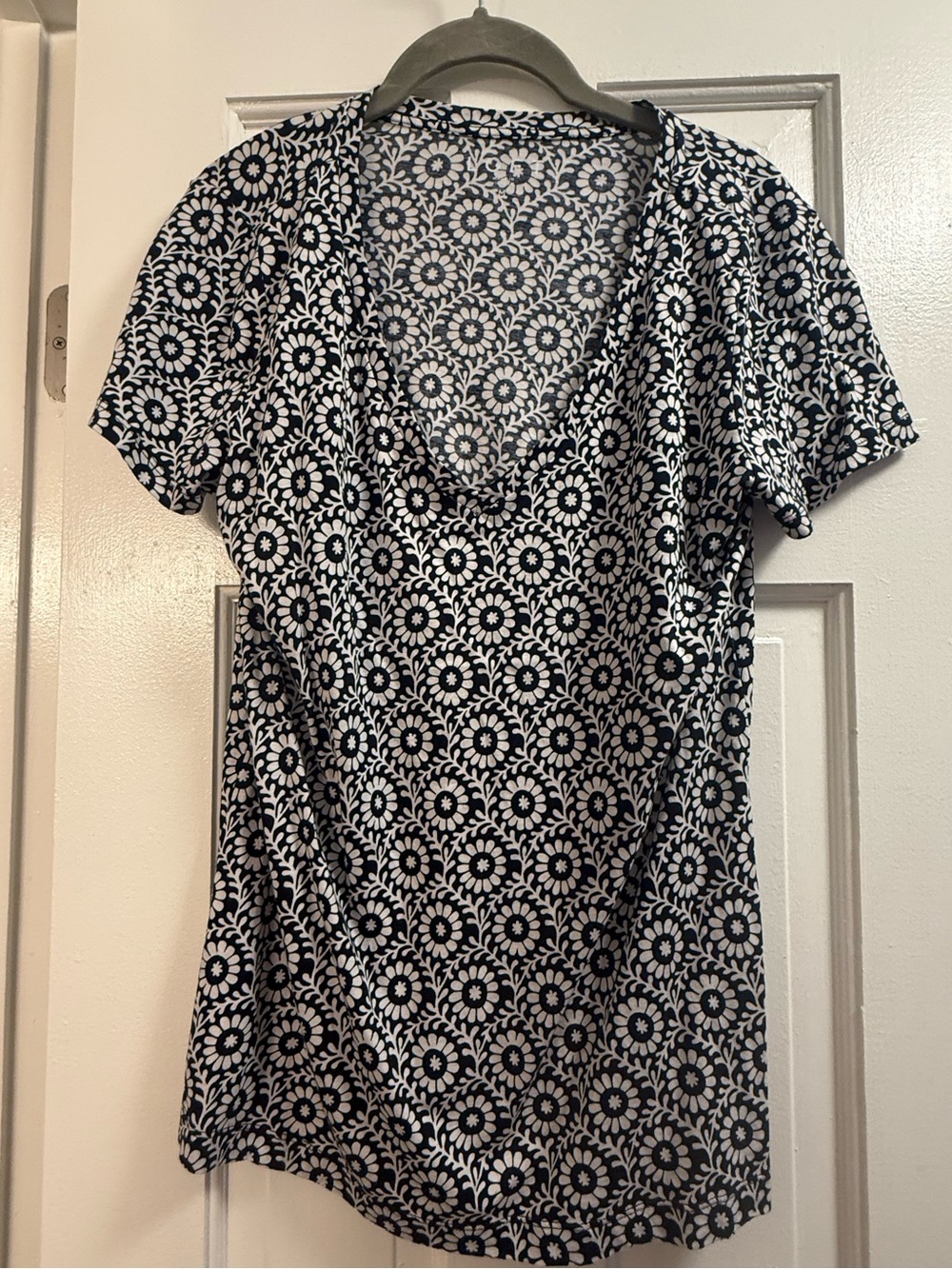 Navy & White Floral V-Neck Women's Tee, Sz M
Like New! Transition Summer to Fall